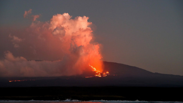 Lava from the Icelandic volcano continues to advance